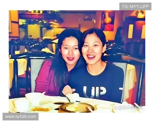 伏明霞可不是那种开赛场就得亮瞎眼的，她倒更像隔壁家那个质朴又让人惊讶的姑娘？