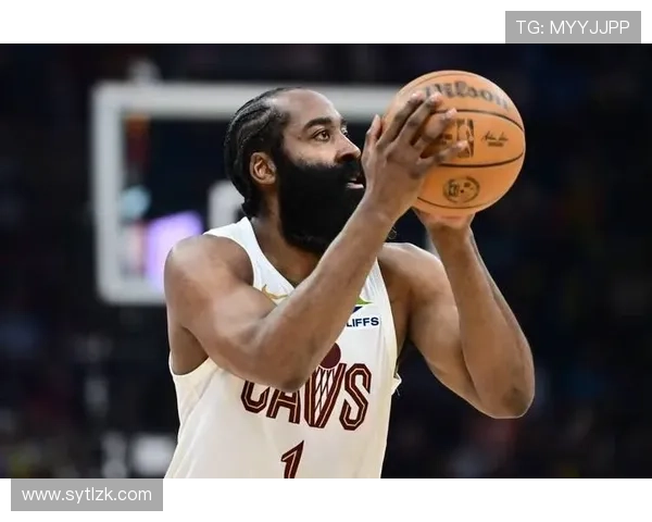 哈登以挡拆吸引内线，较上季更偏单打